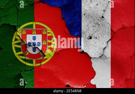 Bandiere di Portogallo e Francia dipinta sulla parete incrinato Foto Stock