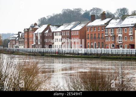 Bewdley, Worcestershire, Regno Unito. 26 gennaio 2021. Le acque alluvionali si defondono dopo che la città di Bewdley, Worcestershire, è stata parzialmente allagata dal fiume Severn. Tuttavia, le difese contro le inondazioni sono ancora in atto. Credit: Peter Lopeman/Alamy Live News Foto Stock