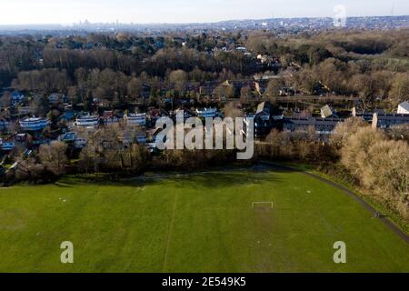 Vista aerea dal campo da gioco di Warren Avenue guardando verso Ravensmead Road e Ravensbourne Avenue Foto Stock