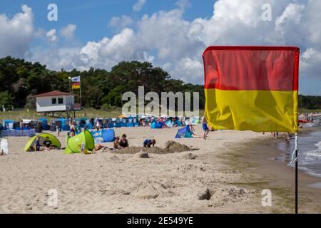 La bandiera giallo-rossa per l'area del Mar Baltico sull'isola di Usedom monitorata dai bagnini in estate. Foto Stock