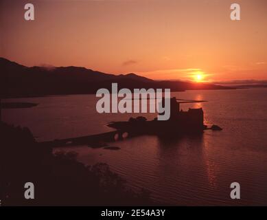 Scozia, Ross. Tramonto invernale su Loch Alsh con Castello di Eilean Donan delineato nella luce della sera. Circa 1990. Foto di Tony Henshaw/Tom Parker Collection Scannerizzato da una trasparenza originale di 5'x4' da un archivio unico e stupefacente di fotografie originali delle Isole Britanniche dal fotografo Tom Parker. © diritto d'autore mondiale. Foto Stock