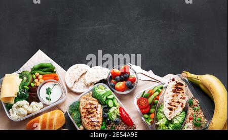 Scatole da pranzo da asporto con cibo alimentare fatto in casa - carne, verdure e frutta. Vista dall'alto, spazio di copia Foto Stock