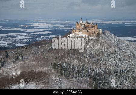 Albstadt, Germania. 26 gennaio 2021. Il castello Hohenzollern può essere visto dal punto di vista Zeller Horn. Credit: Marijan Murat/dpa/Alamy Live News Foto Stock