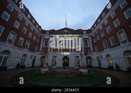 Una proiezione nel cortile della British Medical Association a Tavistock Square, Londra, per segnare il punto in cui 100,000 persone sono morte di coronavirus nel Regno Unito. I nuovi dati delle autorità statistiche britanniche mostrano che attualmente sono stati registrati 108,084 decessi, in cui Covid-19 è stato menzionato nel certificato di morte, con 98,450 in Inghilterra e Galles, 2,186 in Irlanda del Nord fino al gennaio 15 e 7,448 in Scozia fino al gennaio 17. Data di emissione: Martedì 26 gennaio 2021. Foto Stock