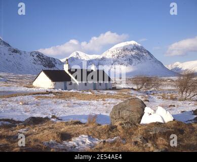 Scozia, Rannoch Moor. Luce mattutina sul vecchio Black Cottage, usato come un boothy dagli alpinisti sulle colline di Glencoe. Circa 1988. Foto di Tony Henshaw / Tom Parker Collection scansionata da una trasparenza originale 5'x4' da un archivio unico e stupefacente di fotografia originale delle Isole Britanniche dal fotografo Tom Parker. © diritto d'autore mondiale. Foto Stock