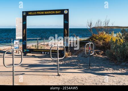 Yorke Peninsula, Sud Australia - 18 gennaio 2020: Iconica cornice fotografica Marion Bay Instagram accanto al molo al tramonto Foto Stock