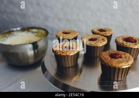 Dolci cupcake fatti in casa con ripieno di ciliegie su un vassoio. Cibo per la colazione. Cupcake appena sfornati per dessert. Buongustai e cucina. Foto Stock