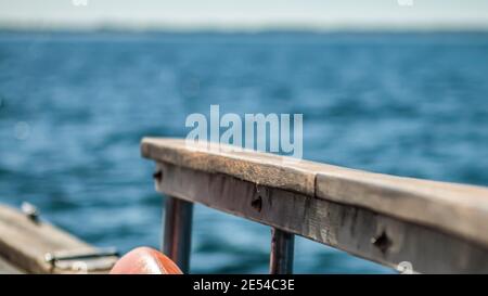 Vista sul mare da yacht da crociera in estate Foto Stock