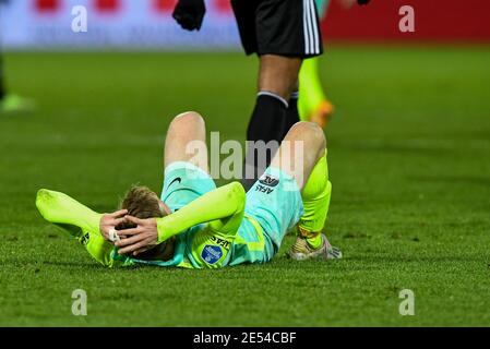 ROTTERDAM, PAESI BASSI - GENNAIO 24: Fredrik Midtsjo di AZ ferito / infortunio durante la partita olandese di Eredivisie tra Feyenoord e AZ Alkmaar a De K. Foto Stock