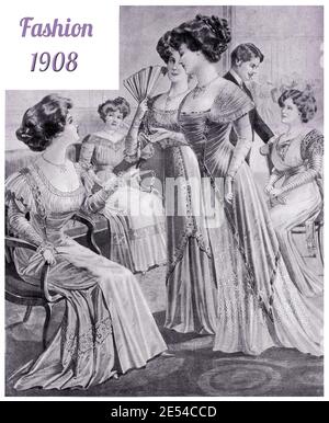 Ladies Fashion 1908, linee lunghe ed eleganti con corsetta per ottenere una figura a vita stretta con petto pieno, completata con pettinatura Gibson girl, lacci e raso Foto Stock