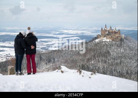 26 gennaio 2021, Baden-Wuerttemberg, Albstadt: Il castello Hohenzollern può essere visto dal punto di vista Zeller Horn. Foto: Marijan Murat/dpa Foto Stock