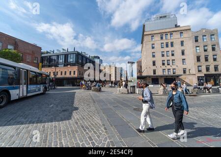 Persone su Gansevoort Plaza nel distretto di Meatpacking durante Pandemic di COVID-19. Foto Stock