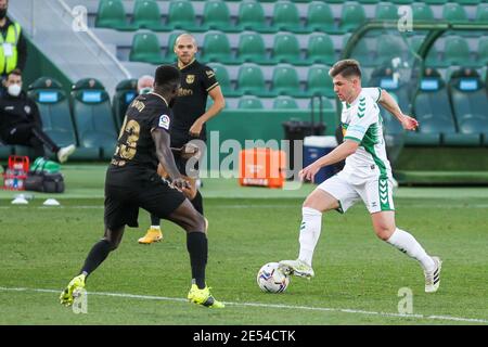 Raul Guti di Elche CF e Samuel Umtiti del FC Barcellona durante il campionato spagnolo la Liga, partita di calcio tra Elche CF e FC Barcellona, il 24 gennaio 2021 allo stadio Martinez Valero di Elche, Alicante, Spagna - Foto Irina R Hipolito / Spagna DPPI / DPPI / LiveMedia Foto Stock