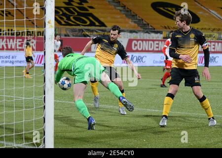 KERKRADE, OLANDA - GENNAIO 24: Maarten Paes (custode) di Jong FC Utrecht, Erik Falkenburg di Roda JC, Capitano Kees Luijcks di Roda JC durante il D Foto Stock