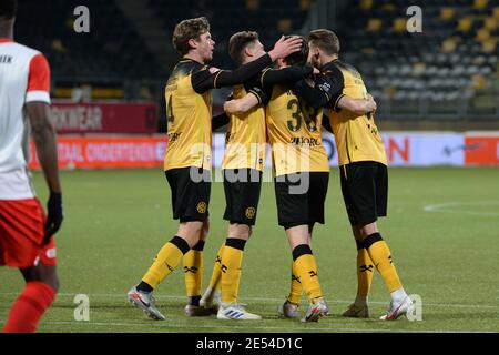 KERKRADE, PAESI BASSI - GENNAIO 24: Captain Kees Luijcks di Roda JC (Links) en Fabian Serrarens di Roda JC (rechts uiterst feliciteren Erik Falkenburg Foto Stock