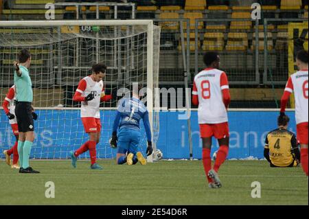 KERKRADE, PAESI BASSI - GENNAIO 24: Scheidsrechter Sam Droge, Jeredy Hilterman (capitano) di Jong FC Utrecht na de 1-0. Il custode Jan Hoekstra di Roda JC, Foto Stock
