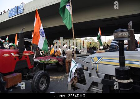 Agitare gli agricoltori che hanno infranto diverse barricate della polizia ai confini di Delhi e si sono scontrati con la polizia per bloccare un incrocio trafficato conosciuto a ITO Crossing a Nuova Delhi martedì 26 gennaio 2021. Gli agricoltori hanno fatto un raduno di trattori contro le nuove leggi agricole del governo che chiedono di essere abrogate. La giornata viene celebrata come la 72°. Giornata della Repubblica dell'India con il primo ministro che assiste ad una sfilata che mostra il potere militare e culturale del paese. Fotografia: Sondeep Shankar Foto Stock