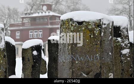 Weimar, Germania. 26 gennaio 2021. Pietre con i nomi dei campi di concentramento, tra cui Buchenwald, si trovano nella neve al monumento di Buchenwald. In Germania, il 27 gennaio è stato il giorno ufficiale del ricordo delle vittime del nazionalsocialismo dal 1996. Gli eventi del giorno della memoria sono in gran parte trasferiti online quest'anno a causa della pandemia di Corona. Credit: Martin Schutt/dpa-Zentralbild/dpa/Alamy Live News Foto Stock