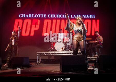 Charlotte Church esegue il suo Late Night Pop Dungeon live al Bestival 2017 al Lulworth Castle - Wareham. Foto Stock