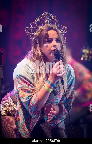 Charlotte Church esegue il suo Late Night Pop Dungeon live al Bestival 2017 al Lulworth Castle - Wareham. Foto Stock