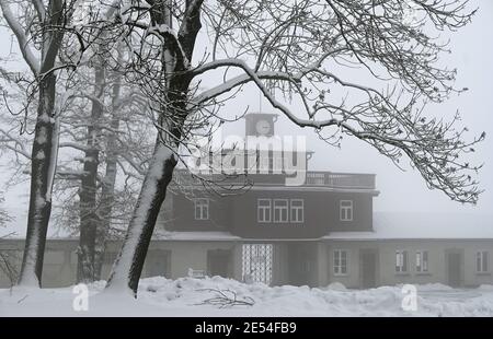 Weimar, Germania. 26 gennaio 2021. Vista sul cancello coperto di neve del memoriale di Buchenwald. In Germania, il 27 gennaio è stato il giorno ufficiale del ricordo delle vittime del nazionalsocialismo dal 1996. Gli eventi del giorno della memoria sono in gran parte trasferiti online quest'anno a causa della pandemia di Corona. Credit: Martin Schutt/dpa-Zentralbild/dpa/Alamy Live News Foto Stock