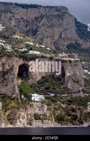 Vista delle case, alberghi e residenze sul mare della Costiera Amalfitana, Campania, Italia | NESSUNO | Foto Stock