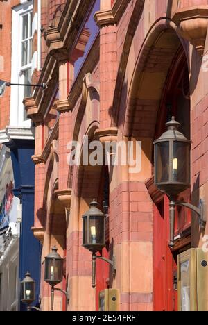 Un vecchio stile lampade su edificio di mattoni, High Street, St John's Wood, Londra NW8, Inghilterra Foto Stock