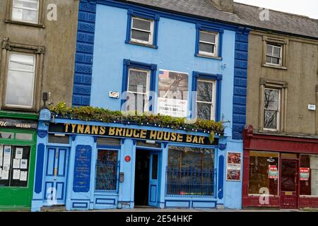 Kilkenny, Irlanda. 18 aprile 2016. Il medievale incontra il moderno con il vecchio negozio irlandese a Kilkenny. Foto Stock