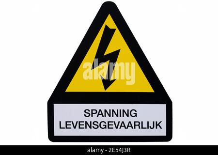 Segno giallo e nero con fulmine e testo olandese "Slanning Levensgevaarlijk" o "Electricity voltage dangerous". Isolato su bianco Foto Stock