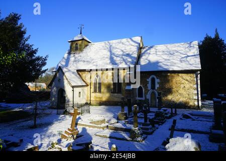 Una vista innevata della Chiesa di Santa Maria Vergine, Letchworth Foto Stock