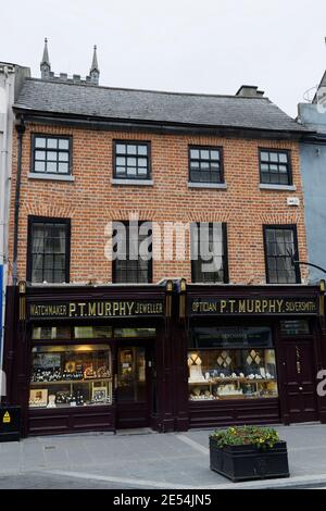 Kilkenny, Irlanda. 18 aprile 2016. Il medievale incontra il moderno con il vecchio negozio irlandese a Kilkenny. Foto Stock