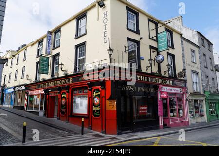 Kilkenny, Irlanda. 18 aprile 2016. Il medievale incontra il moderno con il vecchio negozio irlandese a Kilkenny. Foto Stock