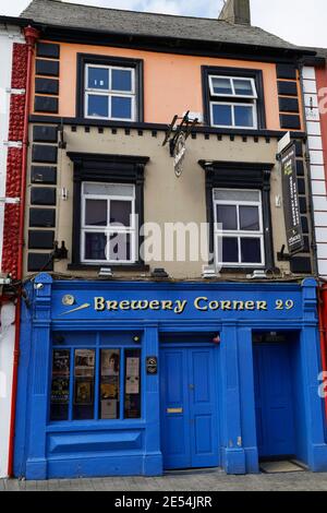 Kilkenny, Irlanda. 18 aprile 2016. Il medievale incontra il moderno con il vecchio negozio irlandese a Kilkenny. Foto Stock