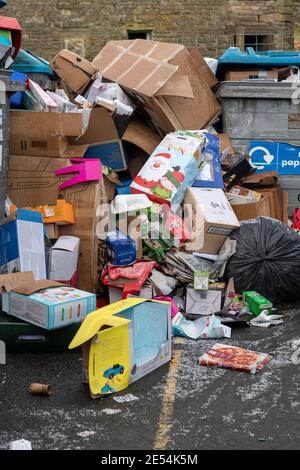 Centro di riciclaggio in un villaggio traboccante dopo Natale, North Yorkshire, Regno Unito. Foto Stock
