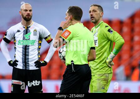 LIEGE, BELGIO - GENNAIO 24: Arbitro Jonathan Lardot durante la Pro League match tra Standard Liege e Charleroi allo stadio Maurice Dufrasne su J. Foto Stock