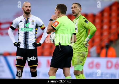 LIEGE, BELGIO - GENNAIO 24: Arbitro Jonathan Lardot durante la Pro League match tra Standard Liege e Charleroi allo stadio Maurice Dufrasne su J. Foto Stock