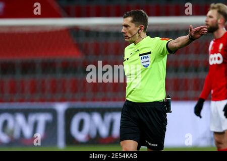 LIEGE, BELGIO - GENNAIO 24: Arbitro Jonathan Lardot durante la Pro League match tra Standard Liege e Charleroi allo stadio Maurice Dufrasne su J. Foto Stock