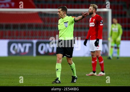 LIEGE, BELGIO - GENNAIO 24: Arbitro Jonathan Lardot durante la Pro League match tra Standard Liege e Charleroi allo stadio Maurice Dufrasne su J. Foto Stock