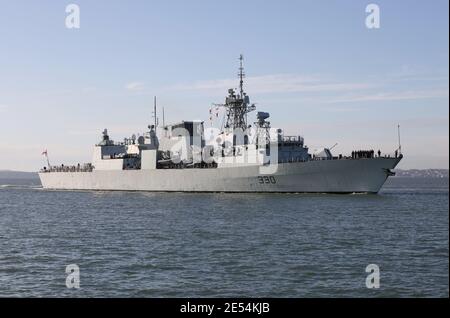 Il Royal Canadian Navy Frigate HMCS HALIFAX (FFH330) si avvicina a. ingresso al porto Foto Stock