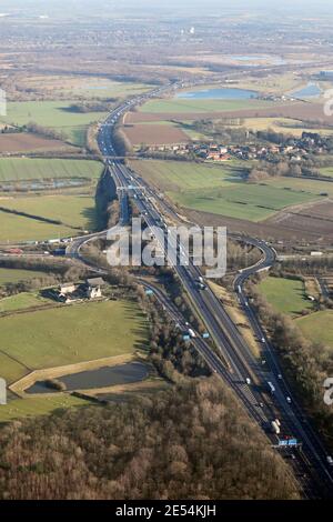 Vista aerea guardando l'autostrada M18 verso lo svincolo 2 al Viadotto di Wadworth e interscambio con A1(M) svincolo 35, Doncaster, South Yorkshire Foto Stock