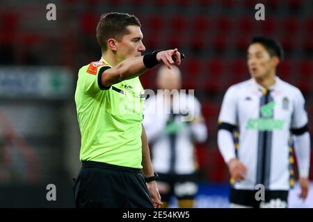 LIEGE, BELGIO - GENNAIO 24: Arbitro Jonathan Lardot durante la Pro League match tra Standard Liege e Charleroi allo stadio Maurice Dufrasne su J. Foto Stock