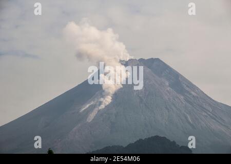 Sleman, YOGYAKARTA, INDONESIA. 26 gennaio 2021. Il Monte Merapi, il vulcano più attivo dell'Indonesia, che sputa nuvole calde a 1,000 metri a sud-ovest, nelle zone superiori del fiume Krasak e del fiume Boyong, Pakem, Sleman, Yogyakarta, martedì 26 gennaio 2021. Il Monte Merapi è una delle montagne più volatili tra più di 120 vulcani del paese. Credit: Slamet Riyadi/ZUMA Wire/Alamy Live News Foto Stock