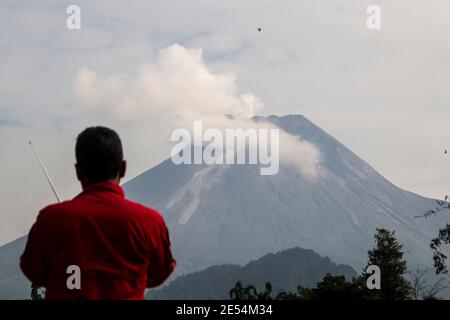 Sleman, YOGYAKARTA, INDONESIA. 26 gennaio 2021. I volontari prestano attenzione al Monte Merapi, il vulcano più attivo dell'Indonesia, che spara nuvole calde a 1,000 metri a sud-ovest, a monte del fiume Krasak e del fiume Boyong, Pakem, Sleman, Yogyakarta, martedì 26 gennaio 2021. Il Monte Merapi è una delle montagne più volatili, tra gli oltre 120 vulcani del paese. Credit: Slamet Riyadi/ZUMA Wire/Alamy Live News Foto Stock