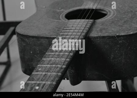 vecchia chitarra e corda rotta in casa Foto Stock