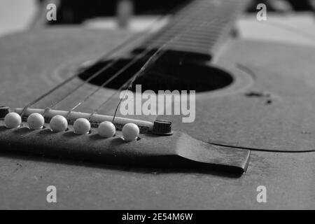 vecchia chitarra e corda rotta in casa Foto Stock