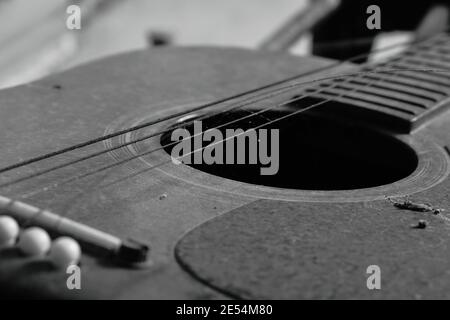 vecchia chitarra e corda rotta in casa Foto Stock