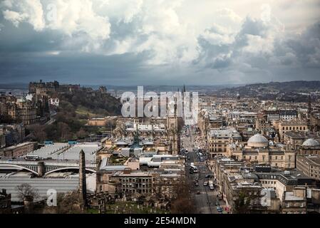 Scotland Edinburgh centro città guardando lungo la strada principale dello shopping Street dall'alto punto panoramico arial, le nuvole tempesta si raccolgono con una vista panoramica spettacolare Foto Stock