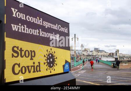 Brighton UK 26 gennaio 2021 - UN grande cellulare 'Stop COVID' Brighton e Hove City Council pubblicità imbarco parcheggiato sul lungomare oggi come le restrizioni di blocco continuano in Inghilterra e nel Regno Unito: Credit Simon Dack / Alamy Live News Foto Stock