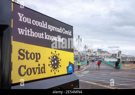 Brighton UK 26 gennaio 2021 - UN grande cellulare 'Stop COVID' Brighton e Hove City Council pubblicità imbarco parcheggiato sul lungomare oggi come le restrizioni di blocco continuano in Inghilterra e nel Regno Unito: Credit Simon Dack / Alamy Live News Foto Stock