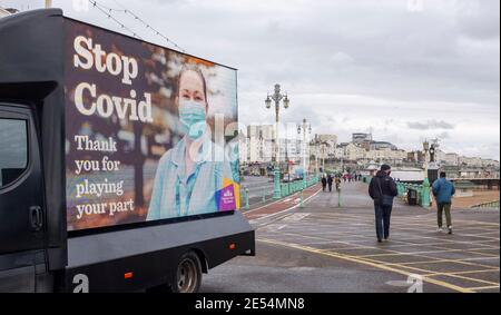 Brighton UK 26 gennaio 2021 - UN grande cellulare 'Stop COVID' Brighton e Hove City Council pubblicità imbarco parcheggiato sul lungomare oggi come le restrizioni di blocco continuano in Inghilterra e nel Regno Unito: Credit Simon Dack / Alamy Live News Foto Stock